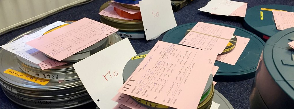 Film ab: Filmrollen liegen in Oberhausen in einem Vorf&uuml;hrraum (Archivbild). - &copy; Helge Toben/dpa