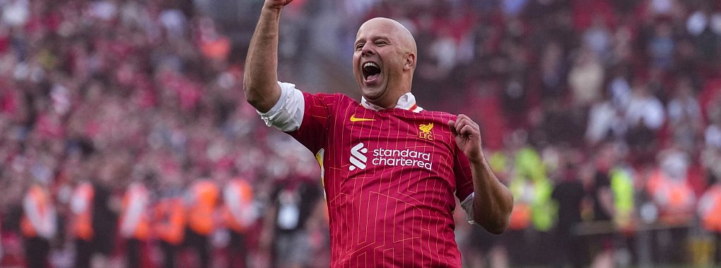 Mit dem Gewinn der Meisterschaft übertraf Liverpool-Trainer Arne Slot in seiner ersten Saison alle Erwartungen. - © Jon Super/AP/dpa