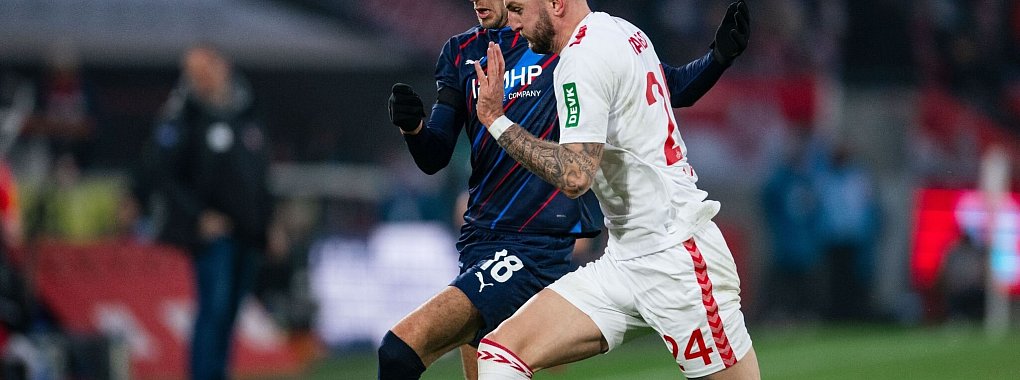 Kölns Julian Chabot (r) im Zweikampf mit Heidenheims Marvin Pieringer. - © Marius Becker/dpa