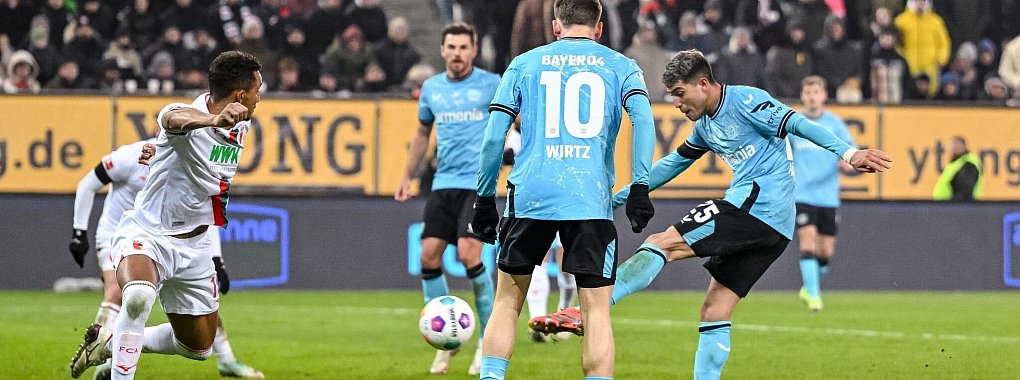Exequiel Palacios (r) schoss Leverkusen in der Nachspielzeit zum Sieg. - &copy; Harry Langer/dpa