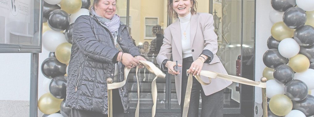 Inessa Keilbach (rechts) bei der symbolischen Er&ouml;ffnung der Kurpark Suites, zusammen mit der ersten stellvertretenden B&uuml;rgermeisterin von Bad Salzuflen, Sabine Mirbach.&nbsp; - &copy; Benjamin Marquardt