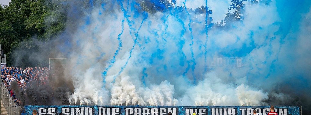 Die HSV-Fans haben dem Club wieder eine Geldstrafe eingebrockt. - &copy; David Inderlied/dpa