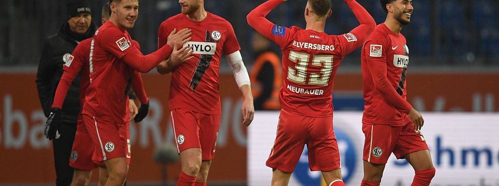Die Spieler der SV Elversberg feiern die Tabellenführung in der 2. Liga. - © Swen Pförtner/dpa