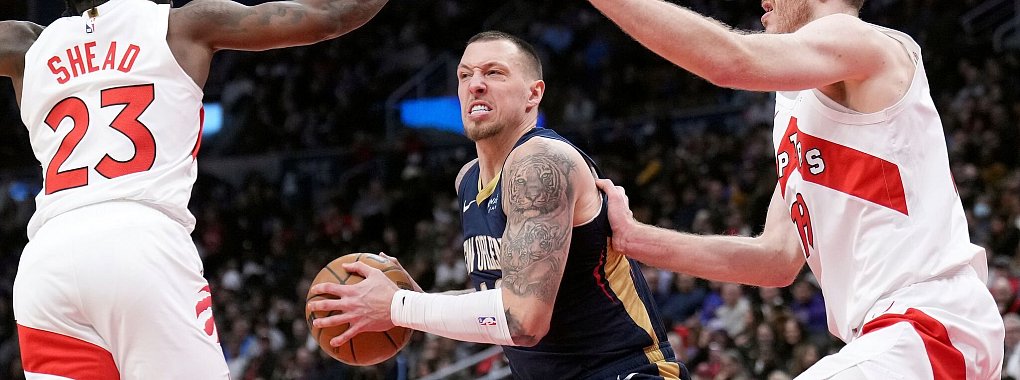 Daniel Theis (M) steht wieder im Kader der deutschen Nationalmannschaft. - © Nathan Denette/The Canadian Press via AP/dpa