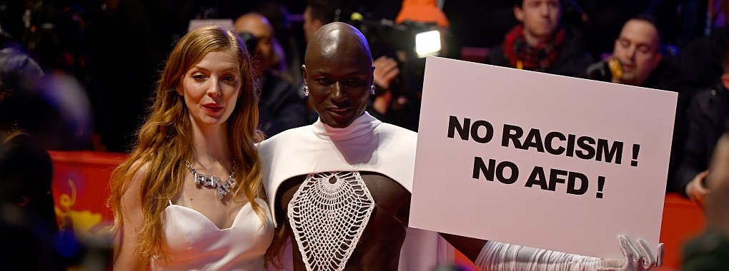 Die Schauspielerinnen Pheline Roggan (l) und Papis Loveday (r) setzen bei der Berlinale ein Zeichen gegen Rechtsextremismus. - &copy; Monika Skolimowska/dpa
