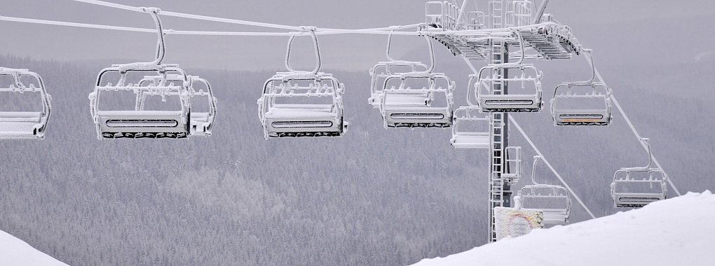 Kulanz-Klausel bei Extremwetter: Auf Antrag und in begründeten Einzelfällen können Skiliftbetreiber gegen Rückgabe des Skipasses einen Ausgleich gewähren. - © Martin Schutt/dpa/dpa-tmn