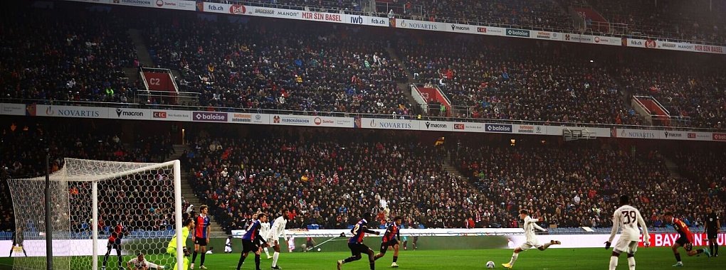 Bayerns Lovro Zvonarek (4.v.r) setzt zum Torschuss an. Der Ball ging an den Pfosten. - &copy; Philipp von Ditfurth/dpa