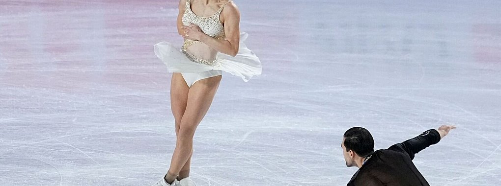 Minerva Hase (l) und Nikita Wolodin liegen bei der deutschen Meisterschaft in Oberstdorf nach dem Kurzprogramm in Führung. - © Laurent Cipriani/AP/dpa