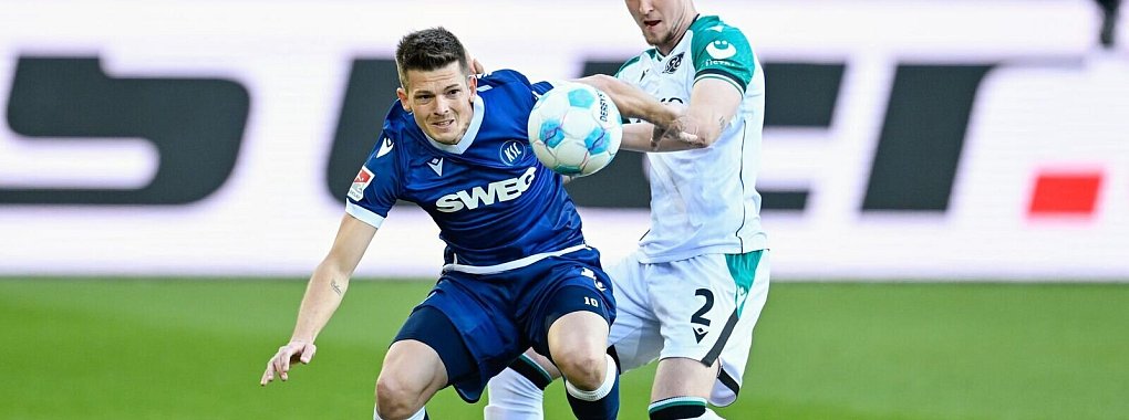 KSC-Stütze Marvin Wanitzek im Duell mit Hannovers Josh Knight. - © Uwe Anspach/dpa