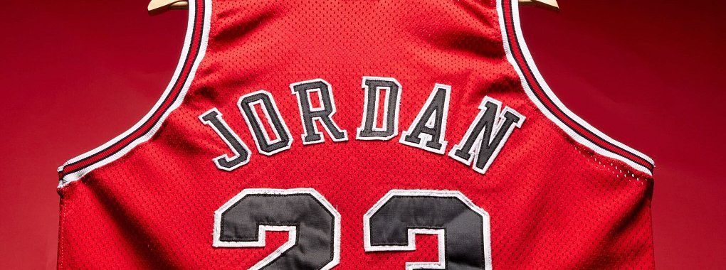Ein ganz besonders Trikot des Ex-Basketballstars stand zur Auktion. (Archivbild) - © -/Sotheby's/dpa