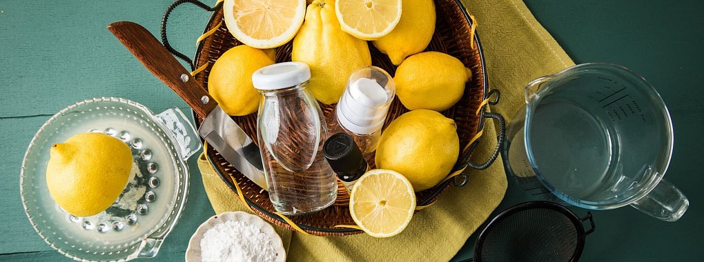 F&uuml;r selbstgemachtes M&uuml;ckenspray braucht man Zitronensaft, Zitronen&ouml;l, Backpulver, Wasser und eine kleine Spr&uuml;hflasche. - &copy; Christin Klose/dpa-tmn
