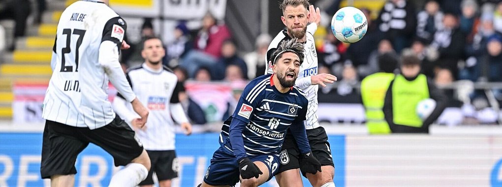 Hamburgs Immanuel Pherai verfolgt den Ball. - © Harry Langer/dpa