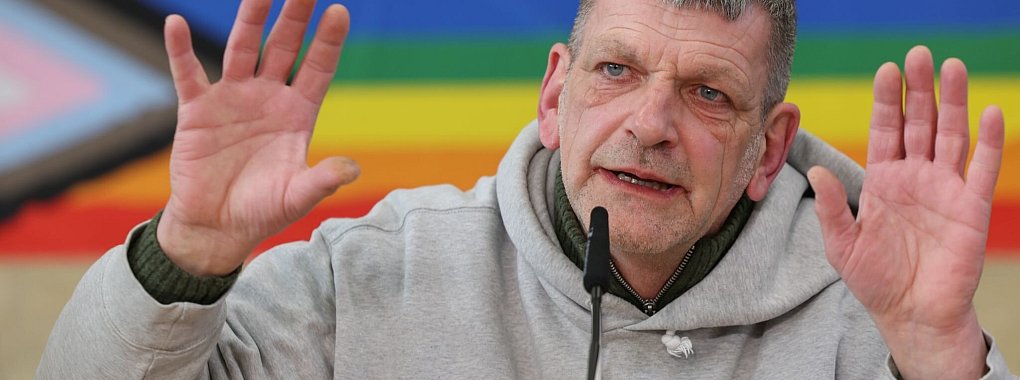 Für die rechtsextreme Szene seien «Döp dö dö döp»-Shirts eine große Einnahmequelle, sagte Jörn Menge vom Verein «Laut gegen Nazis». - © Ulrich Perrey/dpa