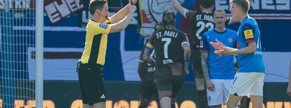 2:1 für St. Pauli nach Torlinientechnik: Schiedsrichter Benjamin Brand (l) zeigt auf seine Uhr - © Frank Molter/dpa