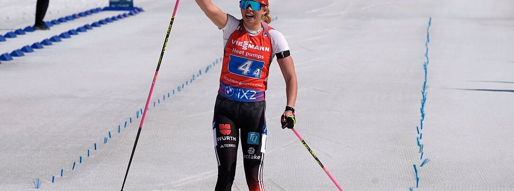 Mit einem R&uuml;ckstand von 2:45 Minuten startet Julia Kink in die Verfolgung. - &copy; Rick Bowmer/AP/dpa