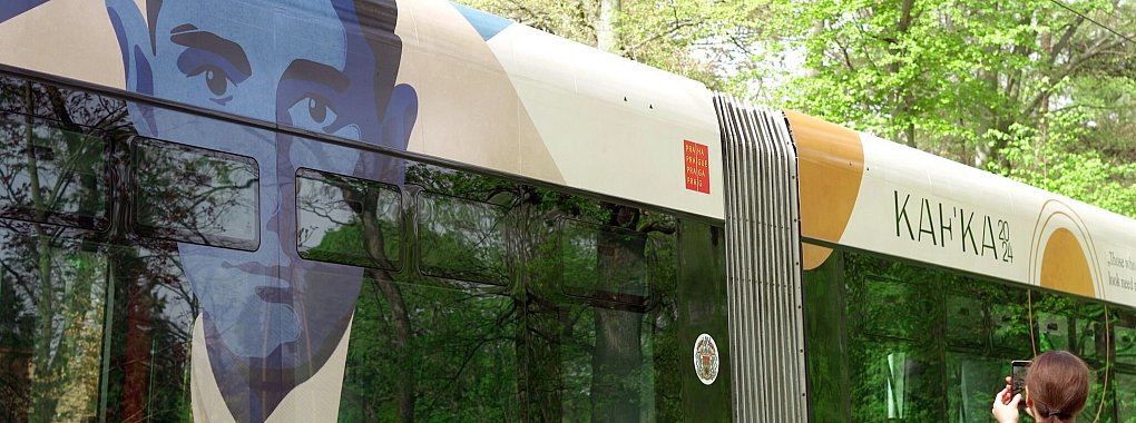In Prag erinnert diese neugestaltete Stra&szlig;enbahn an den deutschsprachigen Schriftsteller Franz Kafka. - &copy; Michael Heitmann/dpa