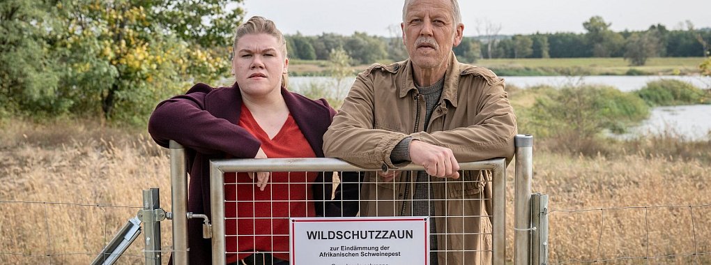 Gisa Flake (l) als Alexandra Luschke und Frank Leo Schröder als Karl Rogov in einer Szene aus «Polizeiruf 110: Schweine». - © Christoph Assmann/rbb/dpa