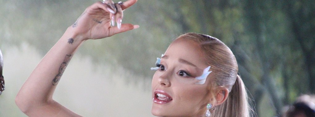 Popsängerin Ariana Grande konnte ihren Augen kaum glauben, als sie am «Wicked»-Set einen Parapazzo über sich schweben sah. (Archivbild) - © Christina Horsten/dpa