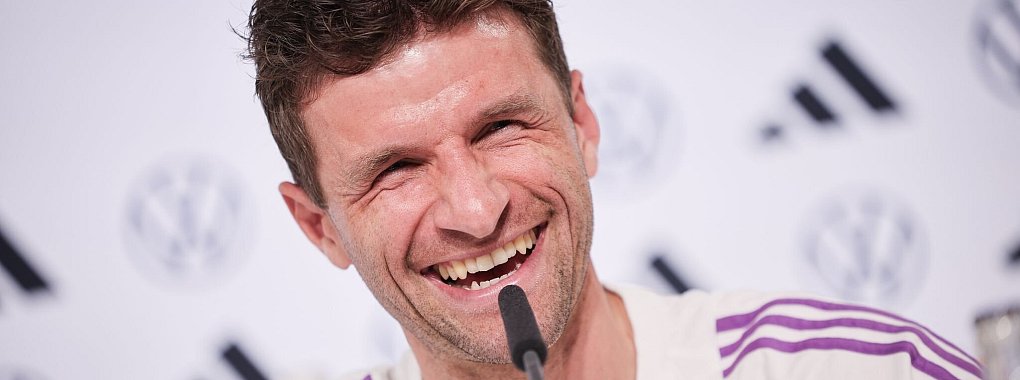 Thomas M&uuml;ller hatte auf der Pressekonferenz gute Laune. - &copy; Christian Charisius/dpa
