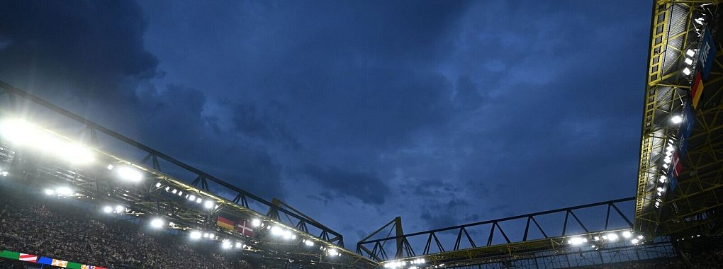 Blicke nach oben: Der Anpfiff zur zweiten H&auml;lfte verz&ouml;gerte sich wegen der Kletteraktion. - &copy; Bernd Thissen/dpa