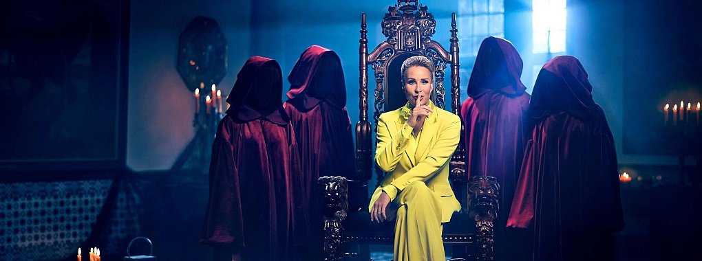 Sonja Zietlow moderiert auch die zweite Staffel der RTL-Show «Die Verräter - Vertraue niemandem!». - © Benno Kraehahn/RTL+/dpa