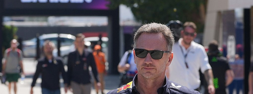 Red-Bull-Teamchef Christian Horner geht in Shakir durch das Fahrerlager. - © Hasan Bratic/dpa