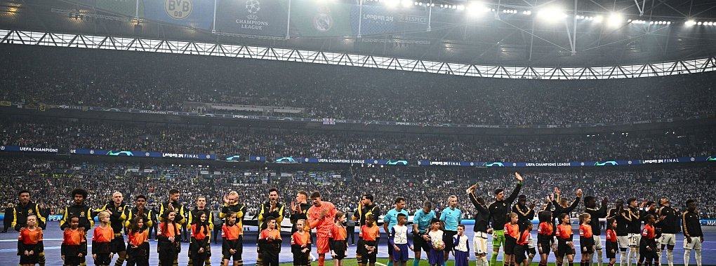 Beide Mannschaften stellen sich f&uuml;r das Finale auf. Am Ende gewinnt Real Madrid - mal wieder. - &copy; Tom Weller/dpa