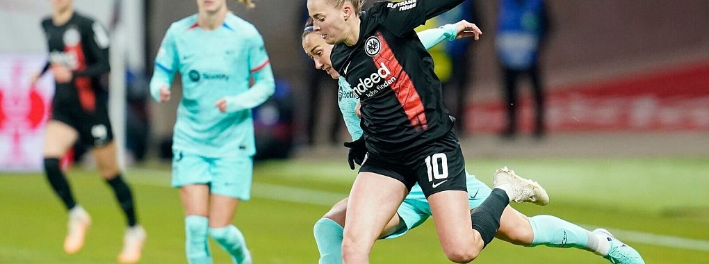 Die Fußballerinnen von Eintracht Frankfurt um Laura Freigang (vorne) spielen gegen den FC Bayern München im großen Stadion. - © Uwe Anspach/dpa
