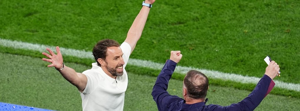 Englands Trainer Gareth Southgate (l) jubelt nach dem Schlusspfiff &uuml;ber den Finaleinzug - &copy; Adam Davy/PA Wire/dpa