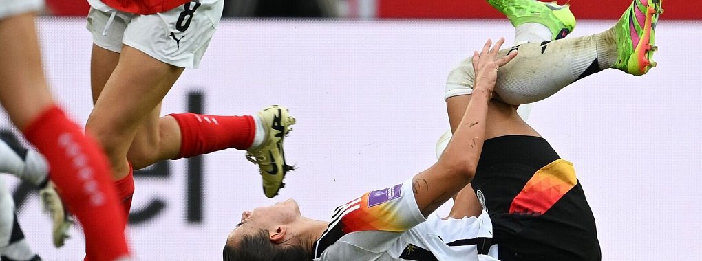 Am Knie verletzt: Lena Oberdorf. - &copy; Sebastian Christoph Gollnow/dpa