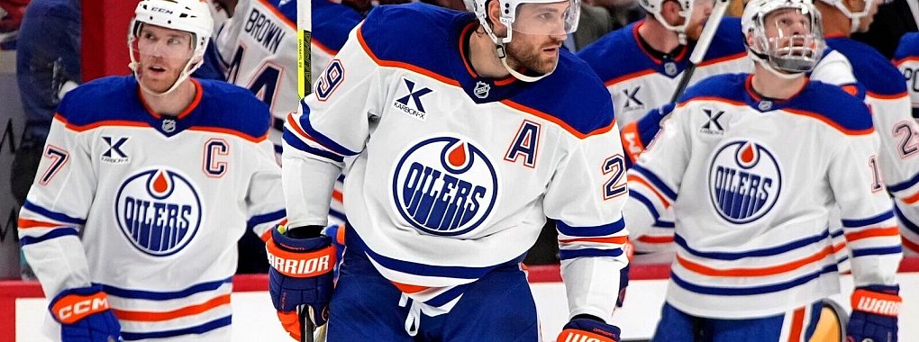 Leon Draisaitl (Mitte) erzielte zwei Tore, verlor mit den Edmonton Oilers jedoch - © Gene J. Puskar/AP/dpa
