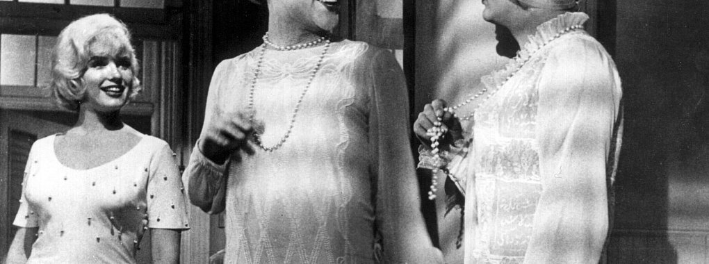 Das Szenenbild aus dem Hollywood-Klassiker «Manche mögen's heiß» (1959) zeigt Jack Lemmon (Mitte) und Tony Curtis (rechts) als Musikerinnen mit ihrer Kollegin Marilyn Monroe. (Archivfoto) - © dpa