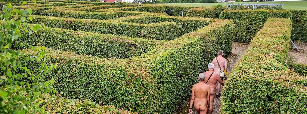 Nacktwandern? Kein Problem! Zumindest rein rechtlich ist das in Deutschland erlaubt, solange sich dadurch niemand bel&auml;stigt f&uuml;hlt. - &copy; Jan Woitas/dpa/dpa-tmn