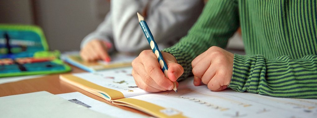 F&uuml;r den Schulstart muss ein Schreibtisch nicht riesig sein: Ein kleinerer Schreibtisch hilft, Ordnung zu halten und f&ouml;rdert die Konzentration. - &copy; Mascha Brichta/dpa-tmn