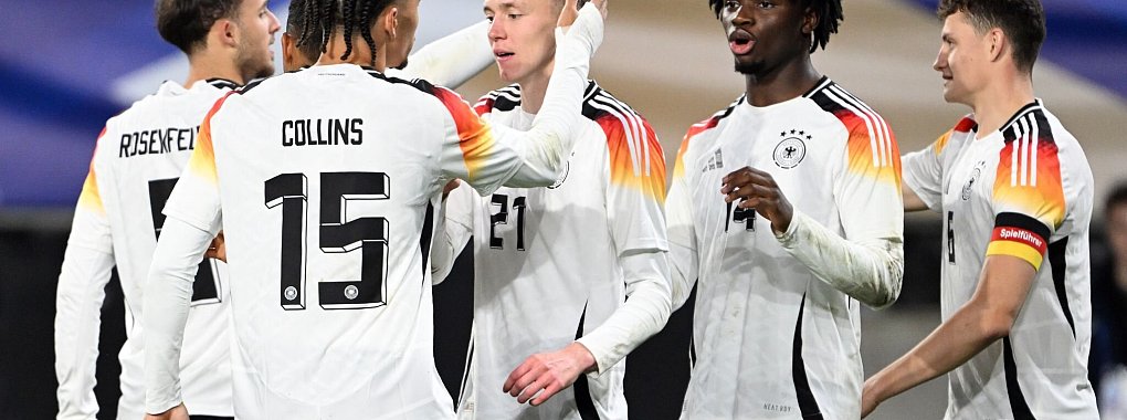 Die deutsche U21 um Matchwinner Maximilian Beier (3.v.l.) jubelt zum Abschluss des Länderspieljahres. - © Federico Gambarini/dpa