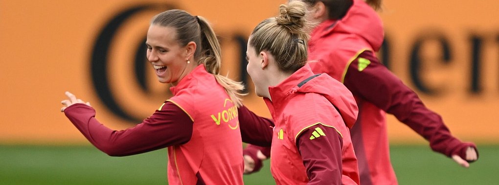 Gute-Laune-Faktor im DFB-Team: Klara Bühl (l.). - © Arne Dedert/dpa