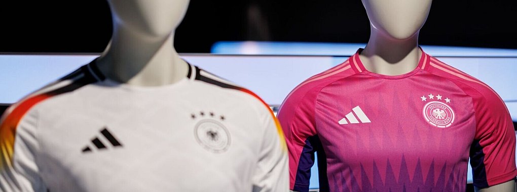 Die Farbwahl des Ausw&auml;rtstrikots der deutschen Fu&szlig;ballnationalmannschaft hat f&uuml;r Aufregung gesorgt. - &copy; Daniel Karmann/dpa