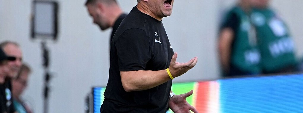 Sauer nach dem 1:1: Fürths Trainer Zorniger zählte seinen Torwart an. - © Jens Niering/dpa