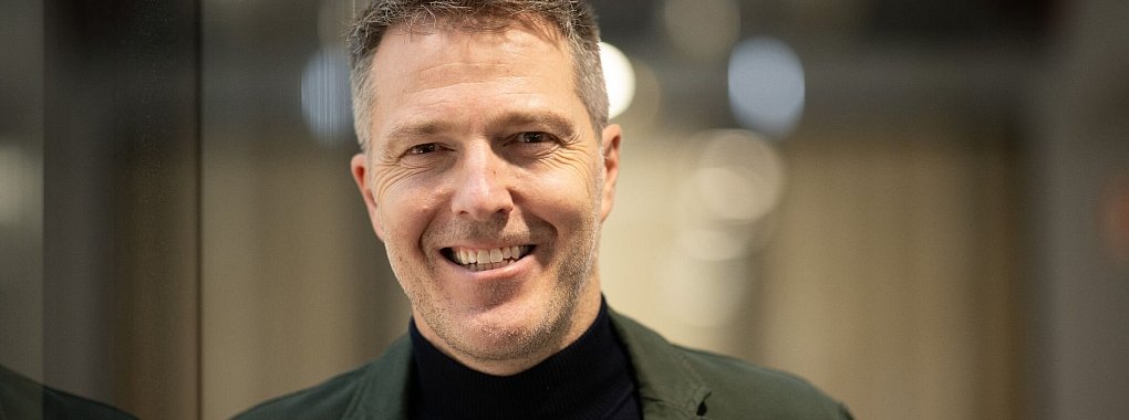 Bernd Reichart treibt die Pläne für eine Super League im Fußball voran. - © Sebastian Gollnow/dpa