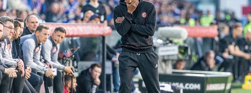 Handspiel oder nicht? D&uuml;sseldorfs Trainer Daniel Thioune nimmt es gelassen. - &copy; Axel Heimken/dpa