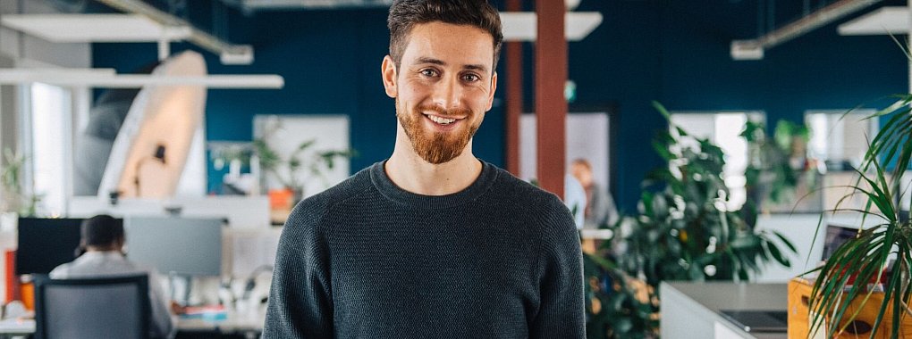 Yay, kleiner Bonus! Arbeitnehmerinnen und Arbeitnehmer erhalten im Dezember 2024 etwas mehr Nettogehalt, da der Grundfreibetrag rückwirkend auf 11.784 Euro erhöht wurde. - © Zacharie Scheurer/dpa-tmn