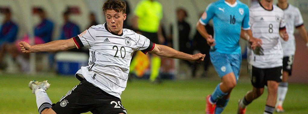 Sidney Raebiger (l.) war auff&auml;lligster Braunchweiger im Testspiel gegen Hansa Rostock. - &copy; Berney Ardov/dpa