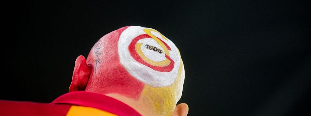 Adana Demirspor verlässt in einem türkischen Erstliga-Spiel bei Galatasaray aus Protest das Spielfeld. - © Rolf Vennenbernd/dpa