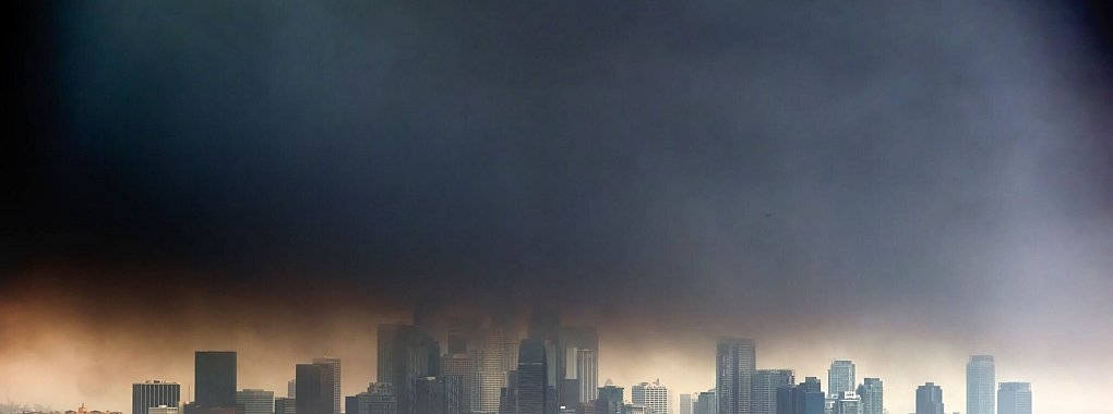 Dichter Rauch von Waldbränden umhüllt die Innenstadt von Los Angeles. - © Richard Vogel/AP/dpa
