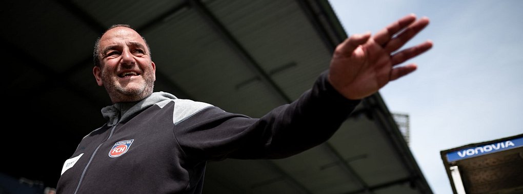 Heidenheims Trainer Frank Schmidt will mit dem Aufsteiger den Klassenerhalt schaffen. - &copy; Fabian Strauch/dpa