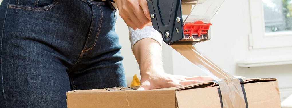 Was viele nicht wissen: Auch ohne Originalverpackung können Käuferinnen und Käufer die Ware retounieren. Die häufig verwendete AGB-Klausel «Rücksendung nur in Originalverpackung» ist Trusted Shops zufolge unwirksam. - © Christin Klose/dpa-tmn/dpa