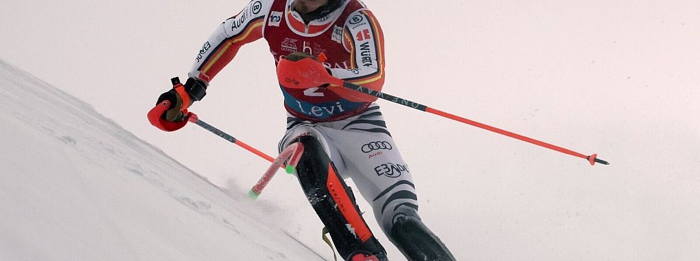 Slalom-Fahrer Linus Straßer schafft es in Levi nicht auf das Podest. - © Marco Trovati/AP/dpa