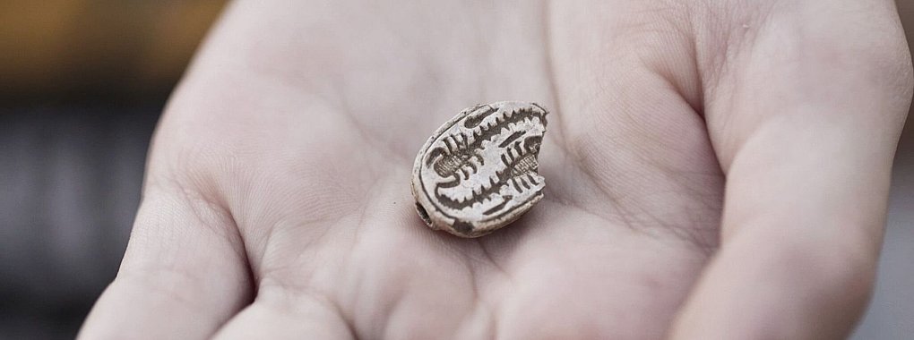 Das rund 3.500 Jahre altes Skarabäus-Amulett, das ein Mädchen in Israel gefunden hat. - © Emil Aladjem/Israel Antiquities/dpa