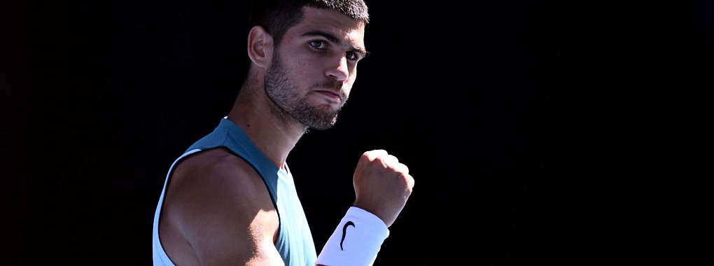 Carlos Alcaraz will sich im Falle eines Australian-Open-Triumphs ein ungewöhnliches Tattoo stechen lassen - © Joel Carrett/AAP/dpa