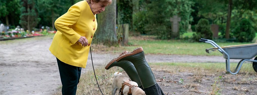 Angela (Katharina Thalbach) und Mops 'Helmut' finden die Leiche. - &copy; Oliver Feist/RTL/dpa